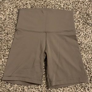 Aritzia TNALIFE -Cheeky Hi-Rise 7in biker shorts